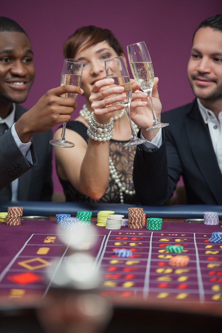 Filipino players browsing jilipub sports and casino content on mobile phones
